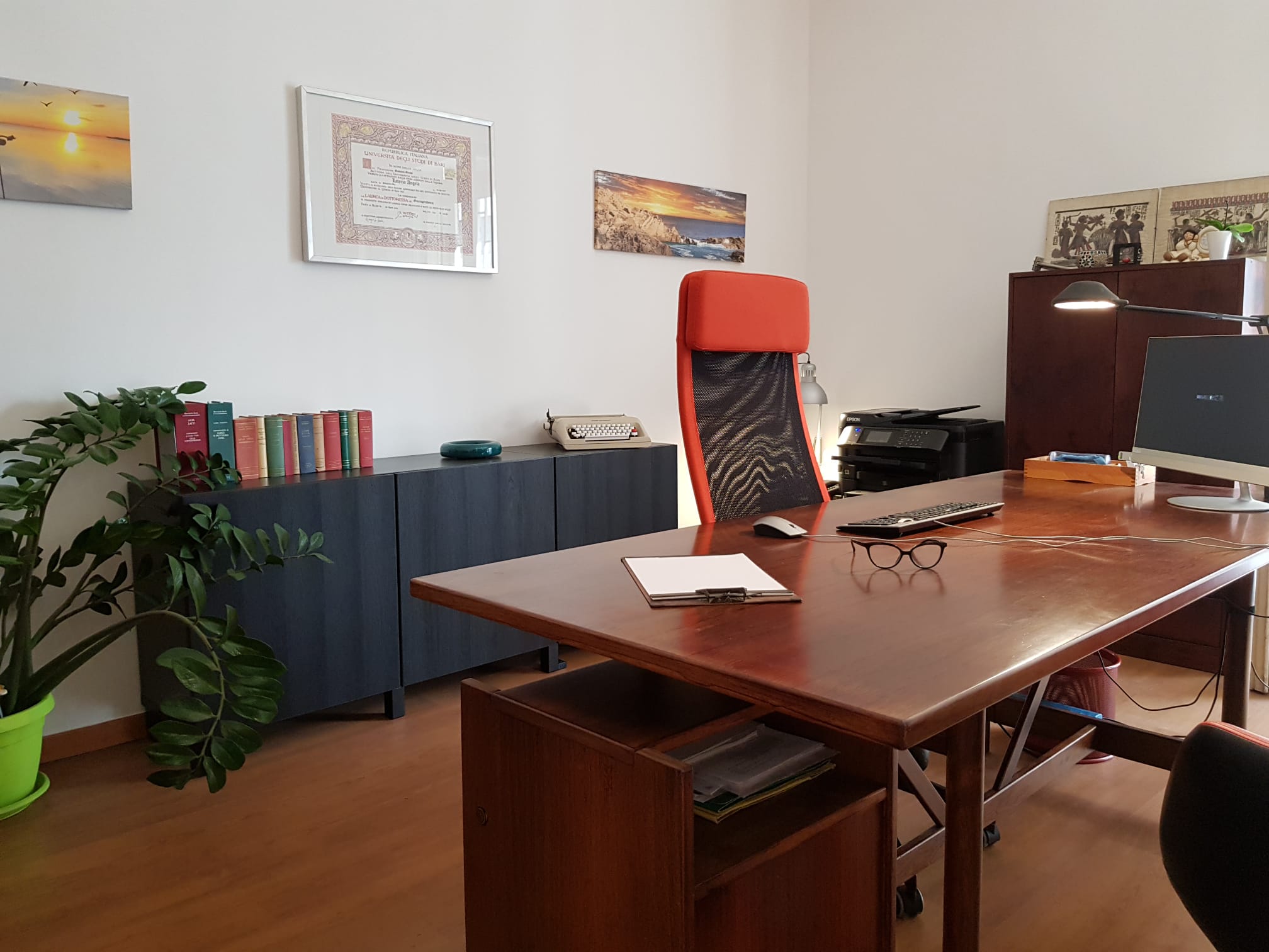 La scrivania dell’Avvocato Angela Laterza